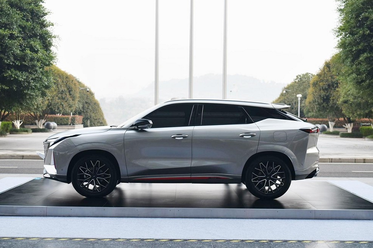 Đánh giá sơ qua về ngoại hình cho thấy xe Changan Oshan Z6 mới ra mắt về cơ bản vẫn giống với phiên bản 1.5T đã được vén màn 10 tháng trước, mặt trước vẫn được trang bị lưới tản nhiệt kiểu vô cực trông rất bắt mắt, trong đó, các tấm lưới có hình đồng hồ cát bên trong càng làm tăng thêm nét độc đáo.