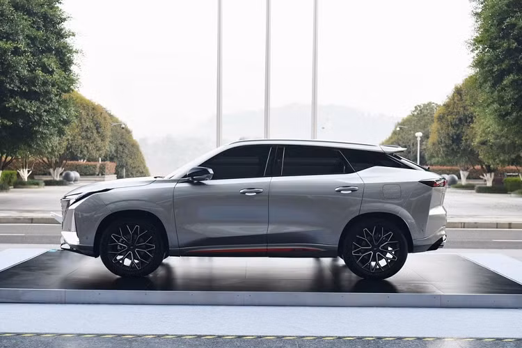 Đánh giá sơ qua về ngoại hình cho thấy xe Changan Oshan Z6 mới ra mắt về cơ bản vẫn giống với phiên bản 1.5T đã được vén màn 10 tháng trước, mặt trước vẫn được trang bị lưới tản nhiệt kiểu vô cực trông rất bắt mắt, trong đó, các tấm lưới có hình đồng hồ cát bên trong càng làm tăng thêm nét độc đáo.