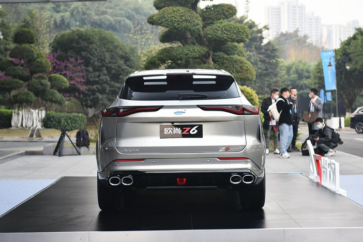 Mô-men xoắn cực đại cũng được bơm thêm 90 Nm, lên thành 390 Nm, hệ truyền động sẽ phù hợp với hộp số tự động Aisin 8 cấp, nhờ đó mà chiếc xe Changan Oshan Z6 2.0L có khả năng tăng tốc từ vị trí xuất phát lên 100 km/h chỉ trong thời gian 6,67 giây trước khi đạt tốc độ tối đa 231km/h.