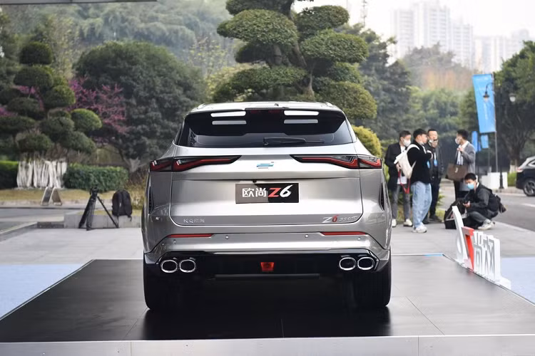 Mô-men xoắn cực đại cũng được bơm thêm 90 Nm, lên thành 390 Nm, hệ truyền động sẽ phù hợp với hộp số tự động Aisin 8 cấp, nhờ đó mà chiếc xe Changan Oshan Z6 2.0L có khả năng tăng tốc từ vị trí xuất phát lên 100 km/h chỉ trong thời gian 6,67 giây trước khi đạt tốc độ tối đa 231km/h.