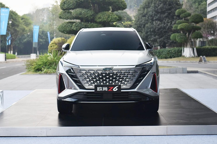 Tại triển lãm Ô tô Trùng Khánh 2022, Oshan - thương hiệu thuộc hãng Changan - đã chính thức giới thiệu mẫu SUV Changan Oshan Z6 2023 mới tại thị trường nội địa với 2 phiên bản là máy xăng 4 xi-lanh, tăng áp, dung tích 1.5L có giá bán 99.900 - 129.900 nhân dân tệ (khoảng 338 - 440 triệu đồng) và và phiên bản plug-in hybrid với giá bán là 155.800 - 175.800 nhân dân tệ (528 - 596 triệu đồng).