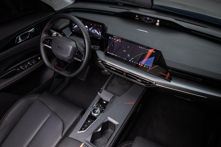 Bước vào trong xe, phối màu của Changan Oshan Z6 2.0L được nâng cấp lên 2 màu tương phản đen đỏ tăng thêm không khí thể thao, đồng thời thiết kế ba màn hình gồm màn hình điều khiển trung tâm 12.3 inch, cụm đồng hồ full LCD 10.3 inch và màn hình nhỏ 9,2 inch được giữ lại, sẽ tích hợp OnStyle 5.1.