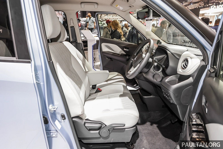 "Trái tim" của Mitsubishi eK X EV là mô-tơ điện mạnh 47 kW (63 mã lực) và mô-men xoắn cực đại 195 Nm. Xe có 3 chế độ lái là Normal, Eco và Sports. Ngoài ra, xe còn có chế độ vận hành 1 bàn đạp, cho phép tăng/giảm tốc chỉ bằng chân ga.