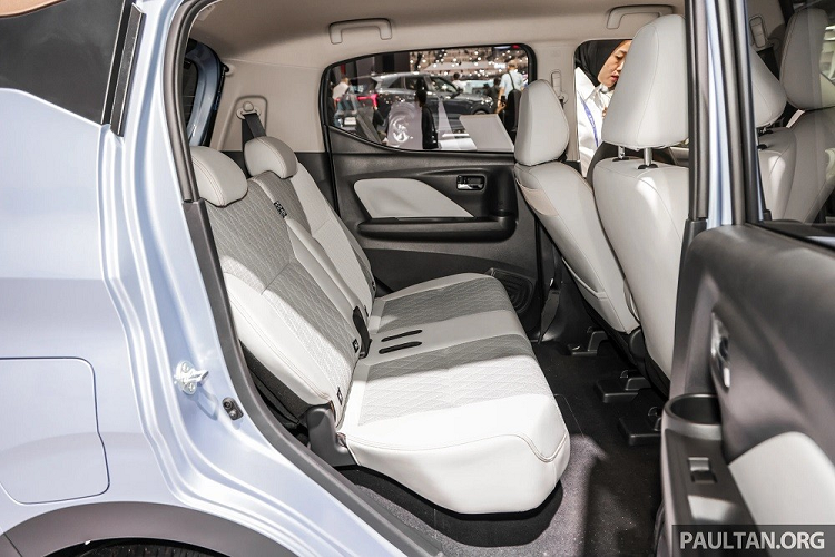 Ngoài ra, xe còn có cản trước đi kèm đèn sương mù và tấm ốp gầm giả bên dưới, tương tự Mitsubishi Xpander. Những trang bị ngoại thất đáng chú ý tiếp theo của mẫu ô tô điện này nằm ở vành hợp kim 15 inch với thiết kế 5 chấu kép, phay xước 2 màu, logo "EV" trên chắn bùn trước, nóc/cánh gió mui sơn màu khác biệt với thân xe, baga nóc và đèn hậu nằm dọc.