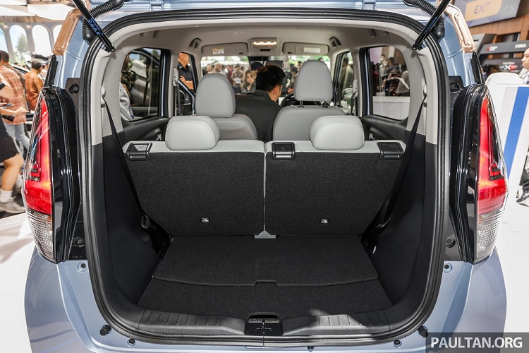 Trên xe còn có nhiều chi tiết ốp nhựa màu đen như hốc bánh, bệ cửa và cản sau. Vì có kích thước nhỏ nên Mitsubishi eK X EV chỉ được trang bị nội thất 2 hàng ghế với 4 chỗ ngồi. Nhờ cụm pin mỏng nằm bên dưới sàn, mẫu ô tô điện này sở hữu khoảng duỗi chân ở hàng ghế sau và khoang hành lý khá rộng rãi.