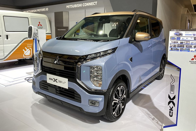 Tại triển lãm Ô tô Quốc tế Gaikindo Indonesia (GIIAS) 2023, Mitsubishi đã gây bất ngờ khi mang mẫu xe kei car thuần điện eK X EV đến trưng bày và giới thiệu với khách hàng. Không chỉ "trưng bày cho vui", hãng còn công bố kế hoạch lắp ráp Mitsubishi eK X EV 2023 mới ở nhà máy Indonesia trong tương lai gần, tương tự xe chở hàng thuần điện Minicab MiEV.