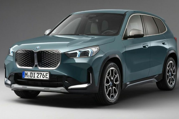 BMW vừa bổ sung phiên bản eDrive20 vào đội hình SUV thuần điện iX1. Mức giá xe BMW iX1 eDrive20 2023 từ 47.900 euro tại châu Âu (khoảng 1,23 tỷ đồng), đây là mẫu SUV điện dễ tiếp cận nhất của thương hiệu xứ Bavaria. Mức giá trên thấp hơn 7.100 euro (183 triệu đồng) so với bản thấp nhất ra mắt vào năm ngoái là eDrive30.