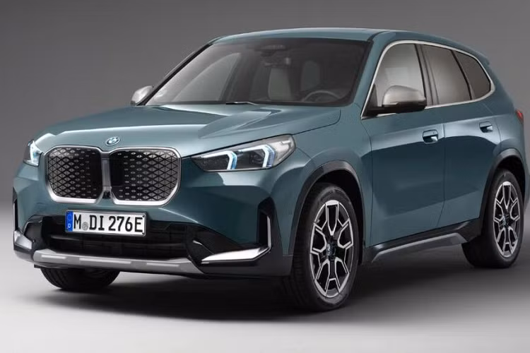 BMW vừa bổ sung phiên bản eDrive20 vào đội hình SUV thuần điện iX1. Mức giá xe BMW iX1 eDrive20 2023 từ 47.900 euro tại châu Âu (khoảng 1,23 tỷ đồng), đây là mẫu SUV điện dễ tiếp cận nhất của thương hiệu xứ Bavaria. Mức giá trên thấp hơn 7.100 euro (183 triệu đồng) so với bản thấp nhất ra mắt vào năm ngoái là eDrive30.