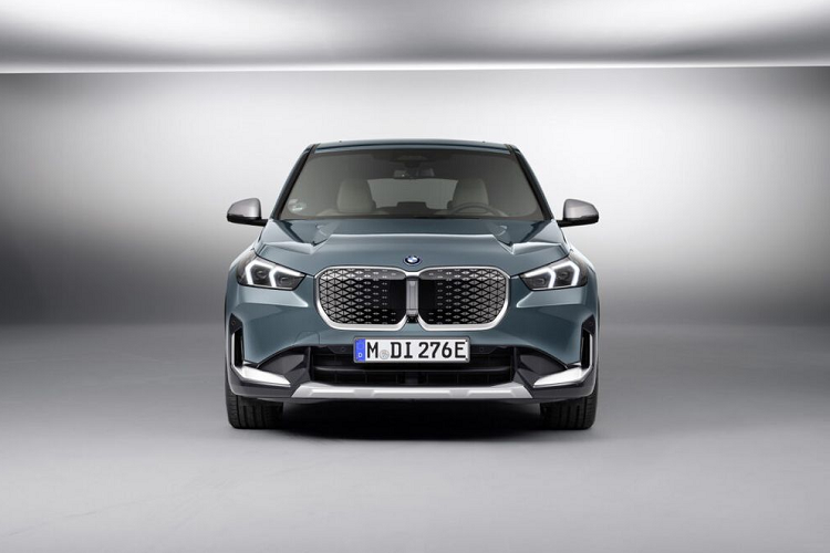 BMW iX1 eDrive20 2023 mới sử dụng một mô tơ điện sản sinh công suất tối đa là 201 mã lực và 247Nm mô-men xoắn. Đây cũng là khối động cơ được dùng trên MINI Countryman đời mới vừa được giới thiệu cách đây không lâu tại Triển lãm Ô tô Munich 2023.