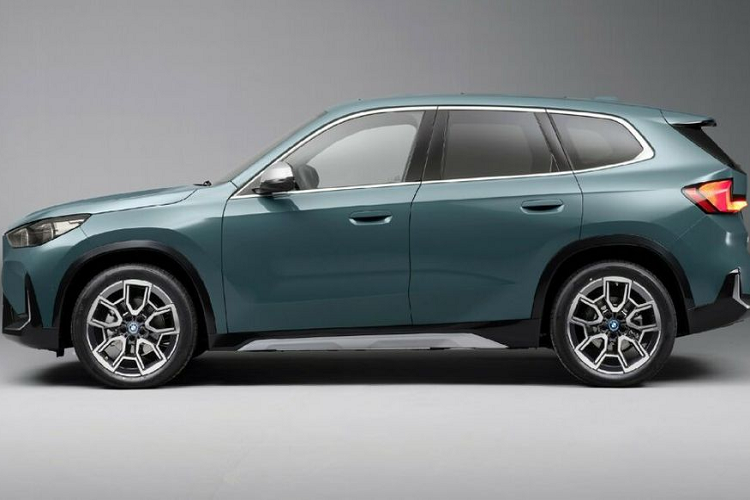 Xe được trang bị cụm pin 64,7 kWh cho quãng đường di chuyển tối đa khoảng 475km với mỗi lần sạc, cao hơn 35km so với phiên bản eDrive30. Bộ pin này tương thích công nghệ sạc nhanh DC 130 kW, giúp tăng dung lượng điện từ 10 lên 80% chỉ trong 29 phút.