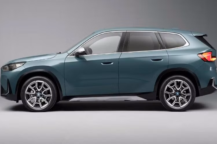 Xe được trang bị cụm pin 64,7 kWh cho quãng đường di chuyển tối đa khoảng 475km với mỗi lần sạc, cao hơn 35km so với phiên bản eDrive30. Bộ pin này tương thích công nghệ sạc nhanh DC 130 kW, giúp tăng dung lượng điện từ 10 lên 80% chỉ trong 29 phút.