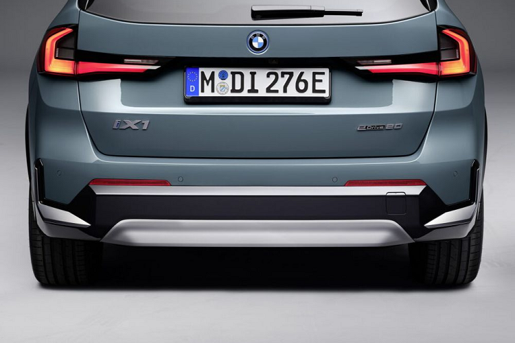 SUV điện BMW iX1 eDrive20 sở hữu thiết kế khá tương đồng so với các phiên bản chạy xăng X1, ngoại trừ khu vực mặt ca lăng được đóng kín. Dù chỉ là phiên bản tiêu chuẩn, xe vẫn sở hữu nhiều trang bị hiện đại như màn hình cong cỡ lớn, điều hòa 2 vùng tự động, camera lùi hay hệ thống hỗ trợ đỗ xe thông minh.