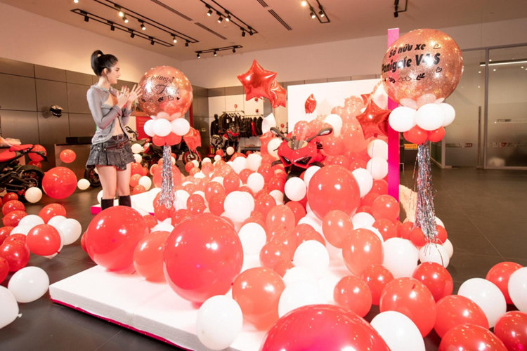 Tuy nhiên, chỉ sau 1 tháng nhận bàn giao xe Ducati Panigale V4 S 2023, "nữ hoàng nội y" đã dính vào nhiều vụ việc không hay, dẫn đến bị cơ quan CSĐT công an TP.HCM ra quyết định khởi tố bị can, lệnh khám xét chỗ ở và lệnh bắt bị can vào ngày 19/10 để tạm giam về tội "Gây rối trật tự công cộng" theo quy định tại Điều 318 bộ luật Hình sự.