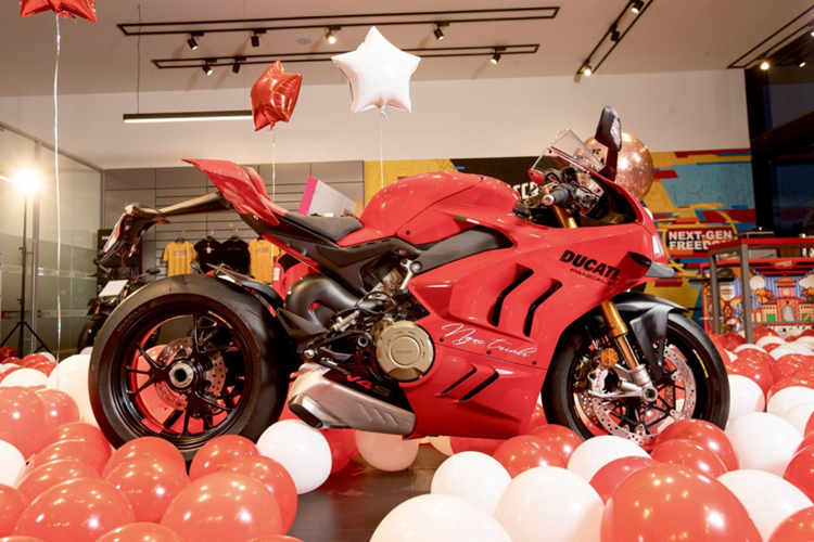 Chiếc xe Ducati Panigale V4 S của "nữ hoàng nội y" Ngọc Trinh có màu sơn đỏ, bộ áo được cho là đặc trưng của thương hiệu xe Ducati, điểm nhấn của chiếc xe này còn có nhiều chi tiết sơn đen nhám. Ducati Panigale V4 S là phiên bản cao cấp của mẫu Panigale V4.