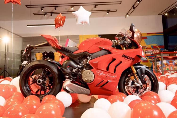 Chiếc xe Ducati Panigale V4 S của "nữ hoàng nội y" Ngọc Trinh có màu sơn đỏ, bộ áo được cho là đặc trưng của thương hiệu xe Ducati, điểm nhấn của chiếc xe này còn có nhiều chi tiết sơn đen nhám. Ducati Panigale V4 S là phiên bản cao cấp của mẫu Panigale V4.
