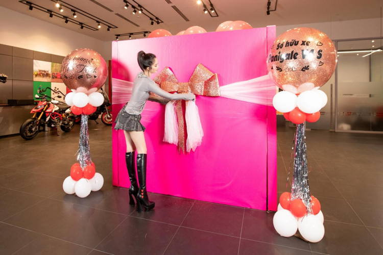 Hình ảnh do đơn vị bán xe Ducati Panigale V4 S 2023 cho Ngọc Trinh chia sẻ cho thấy, chiếc siêu mô tô phân khối lớn được đóng gói trong hộp quà màu hồng khá lớn, bên trong chứa hàng trăm quả bong bóng, và đây có lẽ là màn nhận xe mơ ước của không ít chị em.