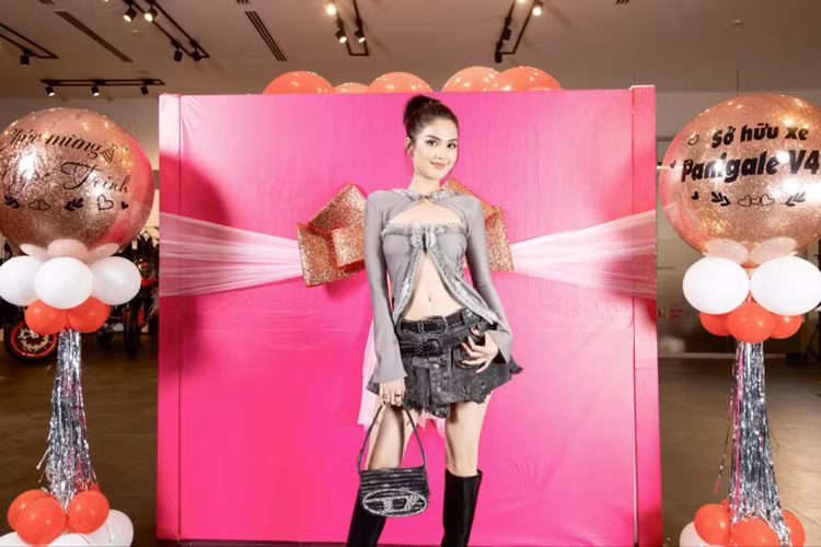 Vào cuối tháng 9//2023, "nữ hoàng nội y" Ngọc Trinh đã gây xôn xao mạng xã hội khi đập hộp phần quà mình tự tặng bản thân, đó là 1 chiếc xe môtô phân khối lớn Ducati Panigale V4 S 2023 mới rất đẹp mắt, và tất nhiên, cũng đắt tiền. 