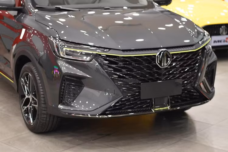 Bên trong cabin, MG RX5 có không gian nội thất hiện đại với 5 chỗ ngồi. Hệ thống ghế bọc da phối 2 màu trong khi mặt táp-lô và thành cửa ốp gỗ, vô lăng 3 chấu, đằng sau vô lăng là bảng đồng hồ kỹ thuật số 12,3 inch. Màn hình cảm ứng trung tâm 14,1 inch của xe được đặt nằm dọc, nối liền với cụm điều khiển trung tâm.