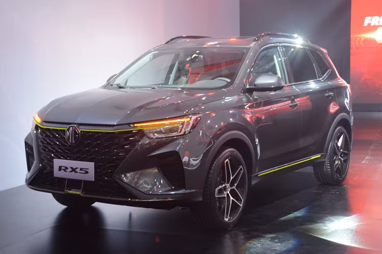 Cụm đèn hậu MG RX5 có thiết kế tương tự đèn pha, tạo nên nét liền mạch cho tổng thể ngoại thất. Ở phía trên, xe có cánh gió nóc dạng tai mèo (chỉ được trang bị trên bản cao cấp), nhằm tăng tính ổn định cho xe khi chạy ở tốc độ cao, đồng thời khiến cho chiếc CUV mang dáng vẻ thể thao hơn.