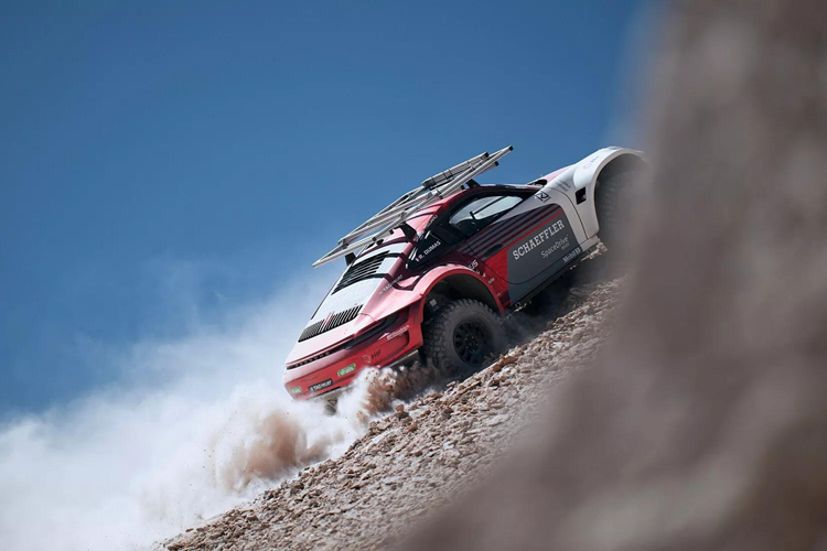 Trong chuyến thám hiểm này, có tất cả 2 chiếc 911 tham gia và chúng đều vận hành bằng nhiên liệu điện tử e-fuel do Porsche sản xuất ở Chile. Chiếc xe do Dumas điều khiển có biệt danh là ‘Edith’