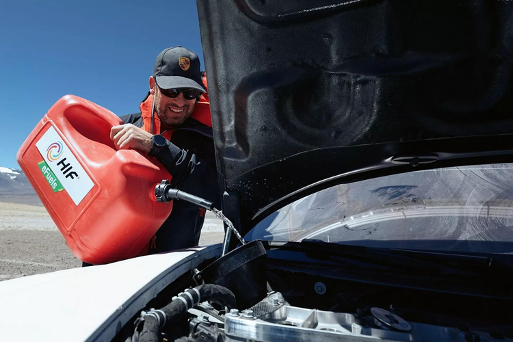 Porsche cũng lưu ý rằng nhóm nghiên cứu đã dành 2 tuần ở độ cao này để cơ thể có thời gian thích nghi với không khí loãng nhưng những chiếc xe 911 đã thích nghi rất dễ dàng, không gặp khó khăn gì trong việc tiếp nhiên liệu. Hãng xe Đức khẳng định điều này có được là nhờ sự ưu việt của nhiên liệu điện tử e-fuel.