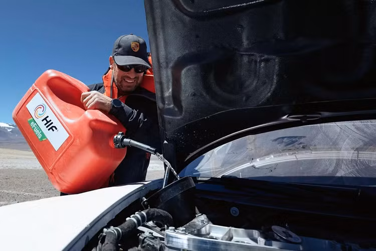 Porsche cũng lưu ý rằng nhóm nghiên cứu đã dành 2 tuần ở độ cao này để cơ thể có thời gian thích nghi với không khí loãng nhưng những chiếc xe 911 đã thích nghi rất dễ dàng, không gặp khó khăn gì trong việc tiếp nhiên liệu. Hãng xe Đức khẳng định điều này có được là nhờ sự ưu việt của nhiên liệu điện tử e-fuel.