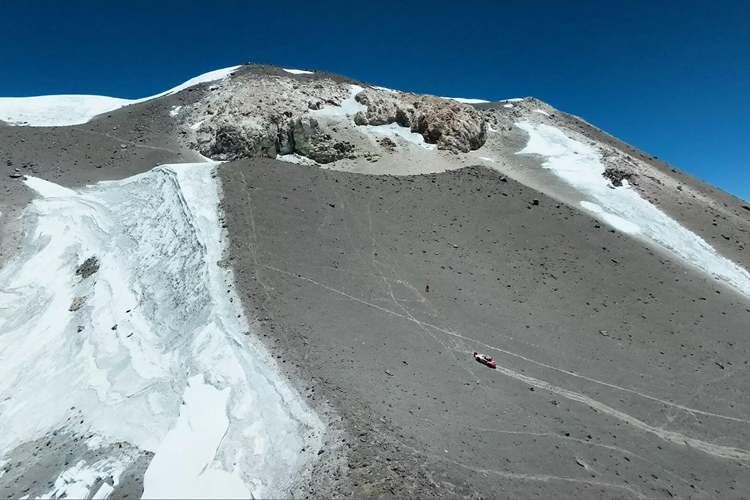 Được biết, Porsche 911 lập kỷ lục này được cho là rất khó. Lý do là bởi ngọn núi lửa Ojos del Salado đã được đội ngũ chuyên gia nghiên cứu của Porsche tìm hiểu kỹ lưỡng, từng thực hiện chạy thử năm 2022 và đã vượt quá mốc 6.000 mét