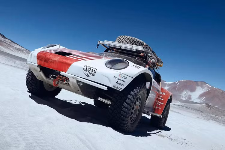 Chiếc 911 thứ 2 đi theo với mục đích hỗ trợ, chở đồ nặng nên mặc dù cũng được tùy biến để phù hợp với nhu cầu leo núi nhưng tỏ ra ít linh hoạt hơn. Không có thay đổi nào được thực hiện đối với động cơ của cả 2 chiếc 911, có nghĩa là chúng đều vận hành bằng động cơ 6 xy-lanh tăng áp kép, dung tích 3.0L, công suất 443 mã lực.