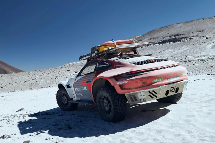 Trước đây, kỷ lục thế giới về độ cao so với mực nước biển được xe ô tô vận hành thuộc về Mercedes-Benz Unimog thiết lập vào tháng 1/2020 với thành tích 6.694 mét, cũng là tại núi lửa Chile nhưng ở một khu vực khác. Vì vậy, với thành tích 6.734 mét lần này, Porsche 911 chính thức phá kỷ lục cũ và thiết lập nên kỷ lục mới.