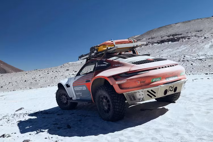 Trước đây, kỷ lục thế giới về độ cao so với mực nước biển được xe ô tô vận hành thuộc về Mercedes-Benz Unimog thiết lập vào tháng 1/2020 với thành tích 6.694 mét, cũng là tại núi lửa Chile nhưng ở một khu vực khác. Vì vậy, với thành tích 6.734 mét lần này, Porsche 911 chính thức phá kỷ lục cũ và thiết lập nên kỷ lục mới.