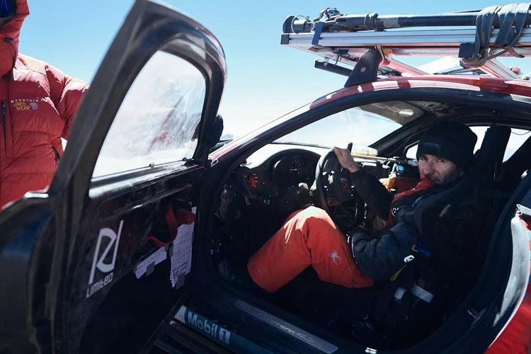 “Tôi sẽ không bao giờ quên trải nghiệm này,” Dumas nhận xét. “Đó là một cảm giác phi thường khi lái xe đến nơi chưa có chiếc xe nào từng đi qua. Chiếc 911 đã đạt được thành tích cao hơn bất kỳ phương tiện di chuyển trên mặt đất nào khác trong lịch sử. Chúng tôi đã đến đỉnh thực sự của sườn núi phía tây, tức là không thể đi cao hơn nữa".