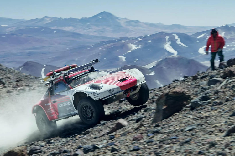 Dựa trên siêu xe Porsche 911 Carrera 4S hiện tại nhưng được sửa đổi lại để có trục chính cao hơn trục bánh xe (portal axle), tăng khoảng sáng gầm xe lên 350 mm, trang bị lớp bảo vệ gầm Aramid, hệ thống đánh lái cơ được thay bằng hệ thống đánh lái điện tử Schaeffler và tỉ số sang số cũng được thay đổi để xe có sức kéo tại dải tốc độ thấp tốt hơn.