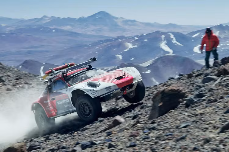 Dựa trên siêu xe Porsche 911 Carrera 4S hiện tại nhưng được sửa đổi lại để có trục chính cao hơn trục bánh xe (portal axle), tăng khoảng sáng gầm xe lên 350 mm, trang bị lớp bảo vệ gầm Aramid, hệ thống đánh lái cơ được thay bằng hệ thống đánh lái điện tử Schaeffler và tỉ số sang số cũng được thay đổi để xe có sức kéo tại dải tốc độ thấp tốt hơn.