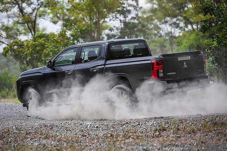 Chưa hết, mẫu xe bán tải này còn có khóa vi sai chống trượt chủ động với tính năng kiểm soát phanh, khóa vi sai cầu sau, hệ thống kiểm soát vào cua chủ động Active Yaw Control, hệ thống treo độc lập phía trước và hệ thống treo tay đòn kép với thanh cân bằng đằng sau.