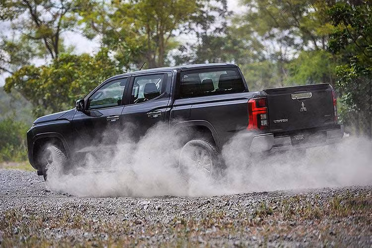 Chưa hết, mẫu xe bán tải này còn có khóa vi sai chống trượt chủ động với tính năng kiểm soát phanh, khóa vi sai cầu sau, hệ thống kiểm soát vào cua chủ động Active Yaw Control, hệ thống treo độc lập phía trước và hệ thống treo tay đòn kép với thanh cân bằng đằng sau.