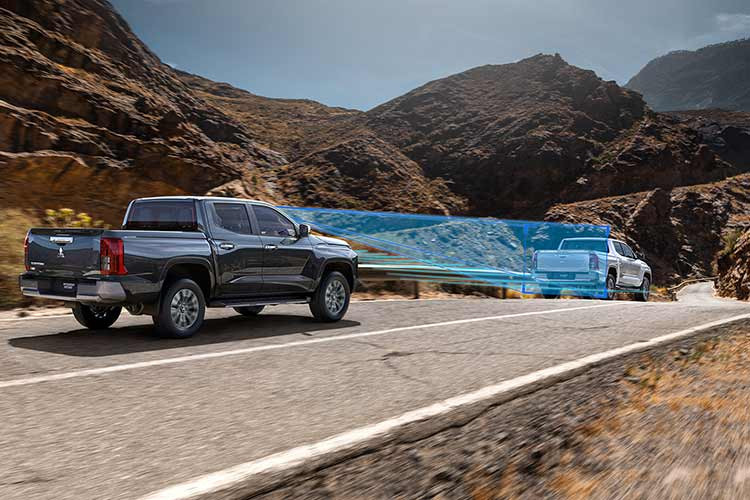 Hai bên gồm dải LED định vị ban ngày và cụm đèn pha LED projector tương tự Mitsubishi Xpander bản nâng cấp, đi kèm cặp đèn sương mù được đặt dưới 2 bên cản trước. Triton thế hệ mới còn được trang bị sẵn giá nóc và thanh ray thể thao trên thùng xe.