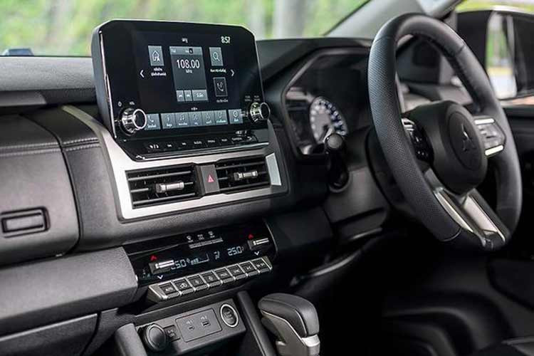 Một số tiện ích khác như; hởi động máy bằng nút bấm, hệ thống âm thanh 6 loa, 2 cổng sạc 12V, cổng USB Type A/Type C cho hàng ghế sau và sạc điện thoại không dây…