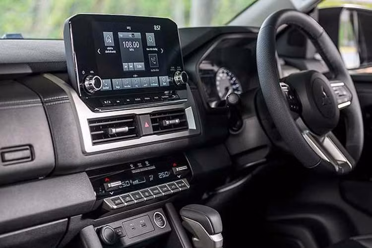 Một số tiện ích khác như; hởi động máy bằng nút bấm, hệ thống âm thanh 6 loa, 2 cổng sạc 12V, cổng USB Type A/Type C cho hàng ghế sau và sạc điện thoại không dây…