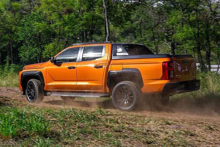 Khu vực đuôi của Triton 2024 cũng được thiết kế lại với 2 dải đèn LED hình chữ L đối đầu nhau. Mâm xe có họa tiết mới, kích thước lớn nhất lên đến 18 inch, đi kèm lốp 265/60R18.