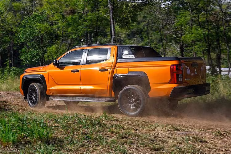 Khu vực đuôi của Triton 2024 cũng được thiết kế lại với 2 dải đèn LED hình chữ L đối đầu nhau. Mâm xe có họa tiết mới, kích thước lớn nhất lên đến 18 inch, đi kèm lốp 265/60R18.