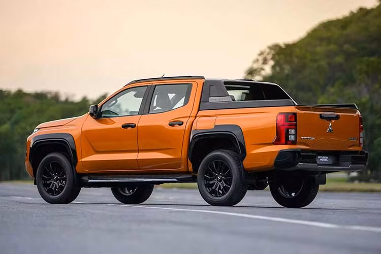 Mitsubishi Triton thế hệ thứ 6 vẫn được thiết kế dựa trên ngôn ngữ Dynamic Shield đặc trưng nhưng đã được cải tiến để nhìn hiện đại và mới mẻ hơn. Phần đầu xe gây ấn tượng với lưới tản nhiệt mở rộng, đi cùng các nan nằm ngang có hình dạng lưới tổ ong bên trong.