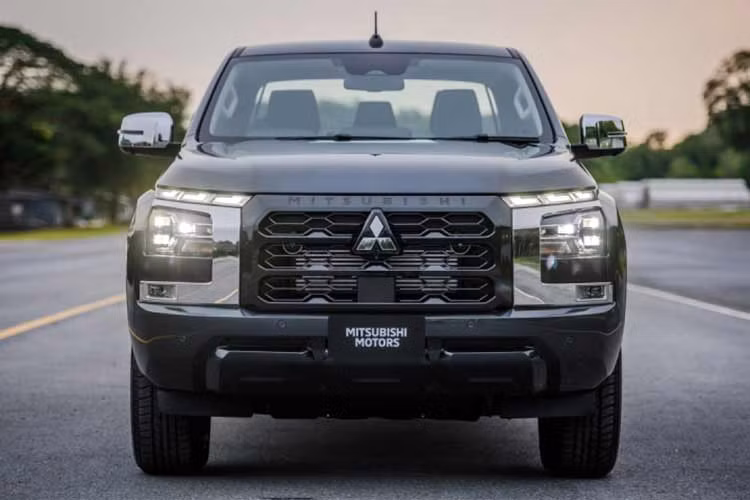 Mẫu xe bán tải Mitsubishi Triton 2024 được phát triển dựa trên hệ thống khung gầm mới cứng cáp hơn so với thế hệ cũ, giúp gia tăng khả năng off-road. Xe sở hữu kích thước dài x rộng x cao lần lượt là 5.320 x 1.865 x 1.795 mm, đi kèm chiều dài cơ sở 3.130 mm và khoảng sáng gầm lên tới 222 mm.