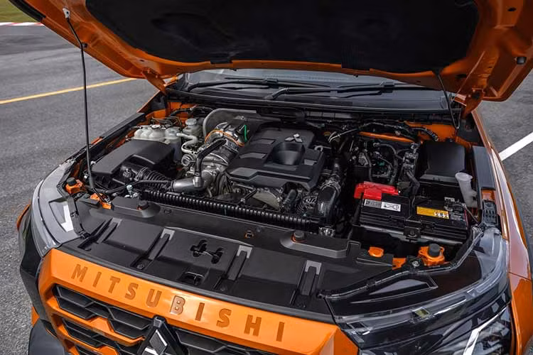 Động cơ kết hợp với hộp số sàn 6 cấp hoặc tự động 6 cấp, hệ dẫn động 2 cầu hoặc 4 bánh Super Select Full-time 4WD II. Được thiết kế nhằm hướng tới khả năng off-road, Mitsubishi Triton 2024 được cung cấp tới 7 chế độ lái, bao gồm Normal (bình thường), Eco (tiết kiệm), Gravel (sỏi), Snow (đường tuyết), Mud (bùn), Sand (cát) và Rock (đá).