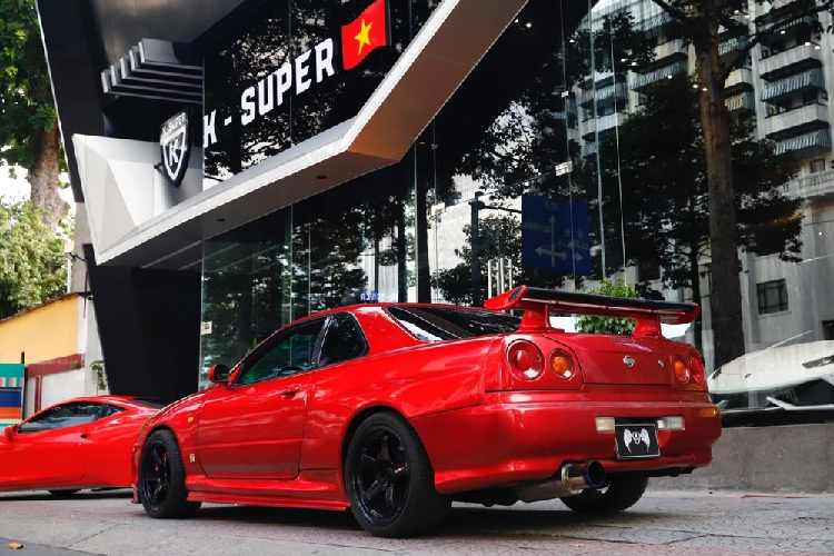 Nissan Skyline GT-R R34 được mệnh danh là chiếc xe thể thao hot nhất mọi thời đại không chỉ vì đây là dòng xe đặc biệt mà nó cũng khiến cho bất cứ tay chơi tốc độ nào mới trải nghiệm đều tìm đến, còn có các nhà sưu tầm thì luôn muốn giữ trong garage của mình một chiếc.