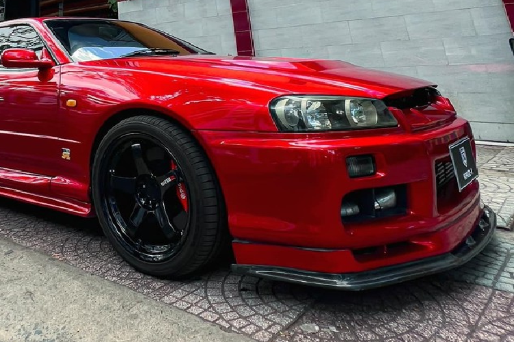 Cụ thể, hình ảnh diễn viên quá cố Paul Walker gắn liền với chiếc Nissan Skyline GT-R R34 màu xanh trong bộ phim 2 Fast 2 Furious đã để lại những hình ảnh tốt đẹp cho chiếc xe thể thao Nhật Bản.
