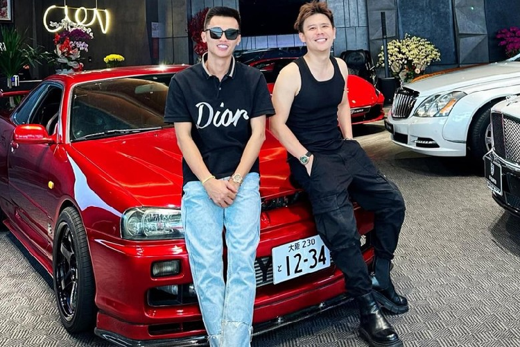 Đã có không ít siêu xe từ bình dân đến cao cấp, thậm chí là xe đua như McLaren Senna GTR đã được Phan Công Khanh nhập về phục vụ nhu cầu đam mê của bản thân, cũng như bán cho khách. Cách đây khoảng 3 tháng, showroom K-Supper (sau này đổi thương hiệu K-Super) đã bất ngờ có sự xuất hiện của mẫu xe Nissan Skyline GT-R R34.