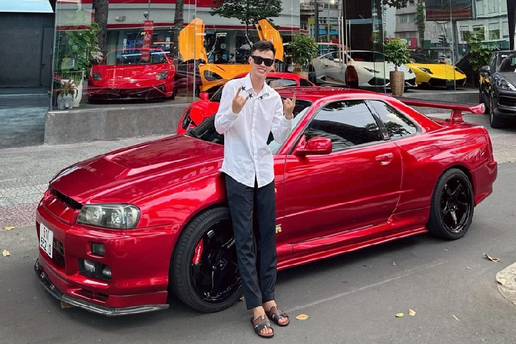 Nissan Skyline GT-R R34 của Phan Công Khanh là 1 huyền thoại mà bất cứ tay chơi nào cũng muốn sở hữu, dù giá bán hiện nay của xe không hề rẻ. Chính vì điều này, mà việc Khanh sở hữu 1 chiếc Nissan Skyline GT-R R34 đã thu hút rất nhiều sự quan tâm của giới mê xe trong nước.
