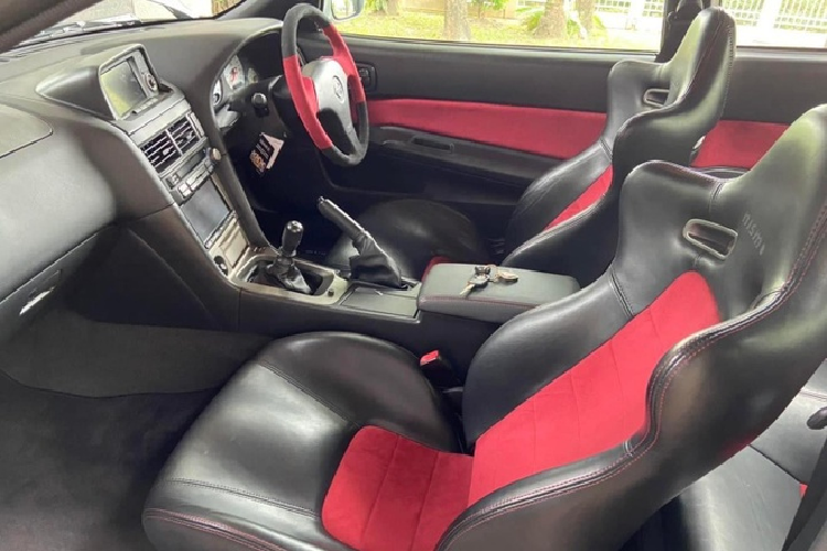 Những hình ảnh do Khanh "Supper" chia sẻ lên mạng xã hội cho thấy, chiếc xe Nissan Skyline GT-R R34 mang màu sơn đỏ của mình có lúc mang biển số của Nhật Bản, khi lại mang biển số Việt Nam, nên chưa rõ thực hư xe có lý lịch ra sao, có thể vì đây là 1 huyền thoại của dòng xe thể thao JDM, nên tay chơi này đã kiếm biển số Nhật Bản gắn vào cho xe khi trưng ở showroom.