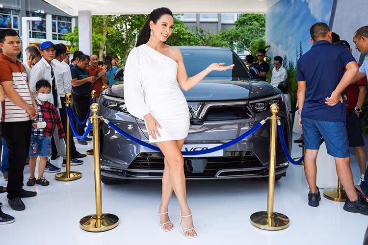 Với ba giá trị cốt lõi “Sản phẩm tốt – Giá tốt – Dịch vụ hậu mãi cực tốt”, VinFast đang là hãng xe duy nhất tại Việt Nam cung cấp dịch vụ “không ngày nghỉ”, cùng các dịch vụ hỗ trợ khách hàng tận tâm như Sửa chữa lưu động (Mobile Service), Sạc pin lưu động (Mobile Charging), Cứu hộ 24/7…