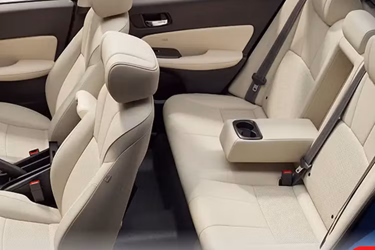 Điểm nhấn của Honda City 2023 tại Ấn Độ là trang bị an toàn. Ngoài 6 túi khí, camera cập lề Honda LaneWatch, camera lùi đa góc, hệ thống cảnh báo áp suất lốp, hệ thống hỗ trợ ổn định thân xe và hỗ trợ khởi hành ngang dốc, xe còn có gói công nghệ trợ lái nâng cao Honda Sensing ở bản cao cấp.